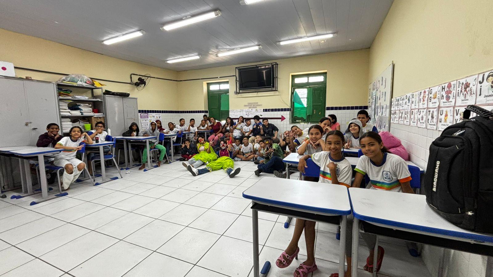 A peça por meio da Unidade Socioambiental, contou com a apresentação dos funcionários da Emlurb falando sobre a conscientização que as crianças devem ter a não jogar lixo na rua e a preservação do meio ambiente, para um lugar mais limpo e sustentável.  PARA TODOS VEREM: Crianças em escola municipal no Engenho do Meio, assistem peça teatral com funcionários da Emlurb sobre o descarte correto de lixo.