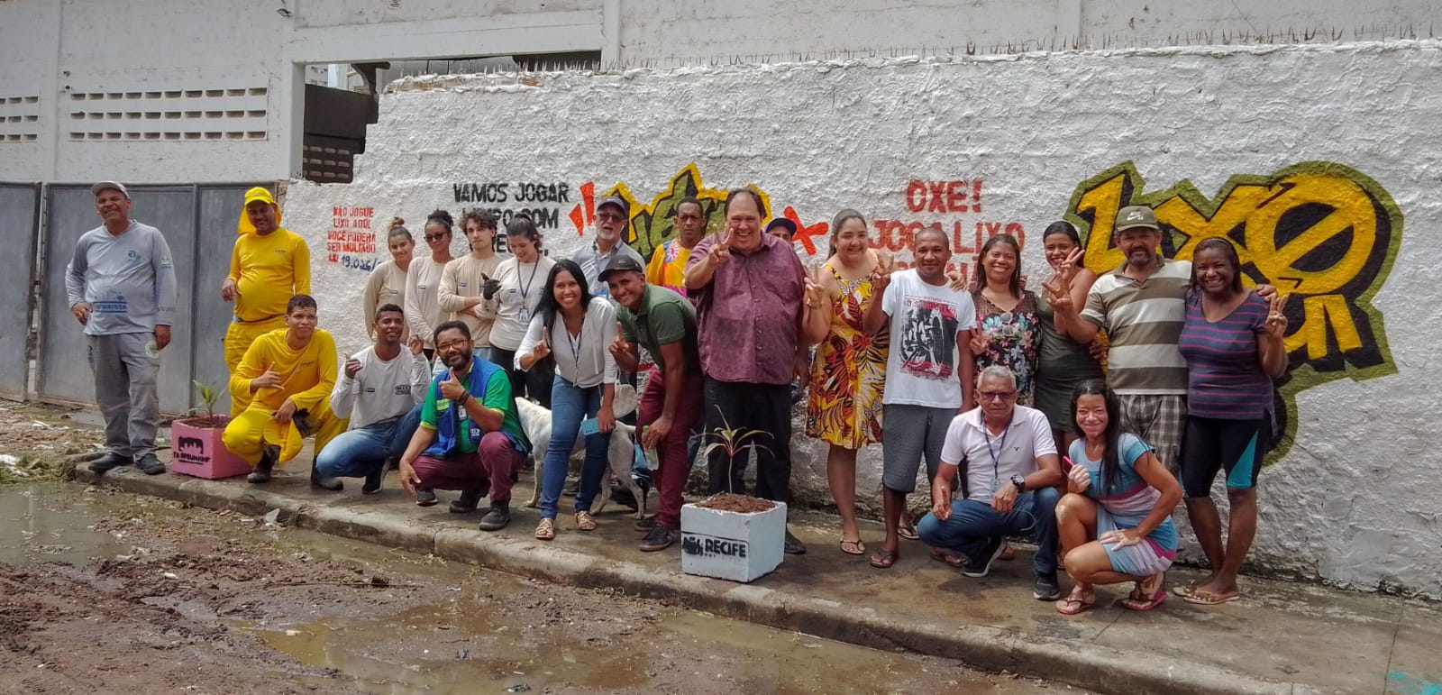 Emlurb realiza erradicação na Rua Adalberto Marroquim x Rua Munhoz de Melo