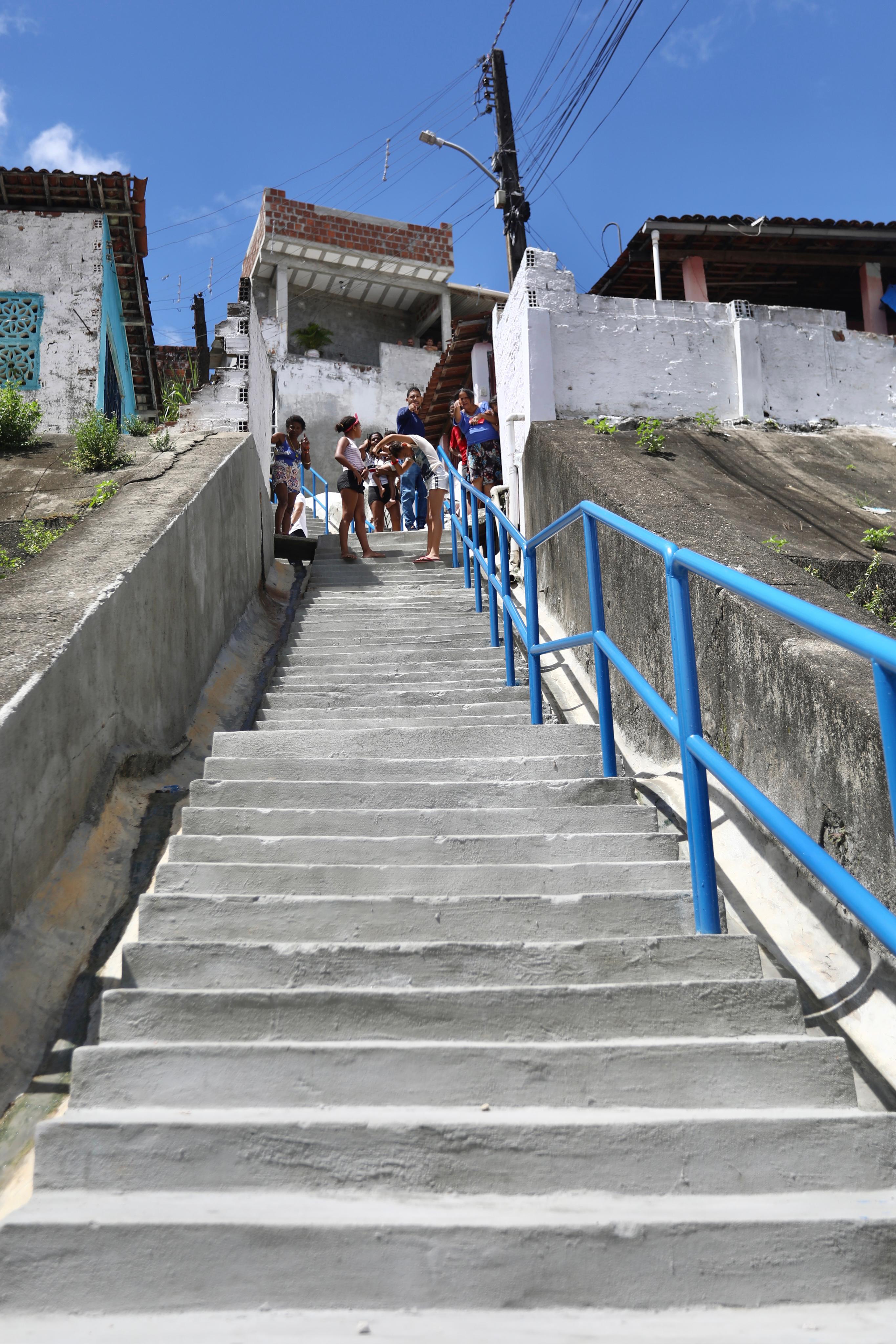 Prefeitura do Recife entrega cinco escadarias em Nova Descoberta