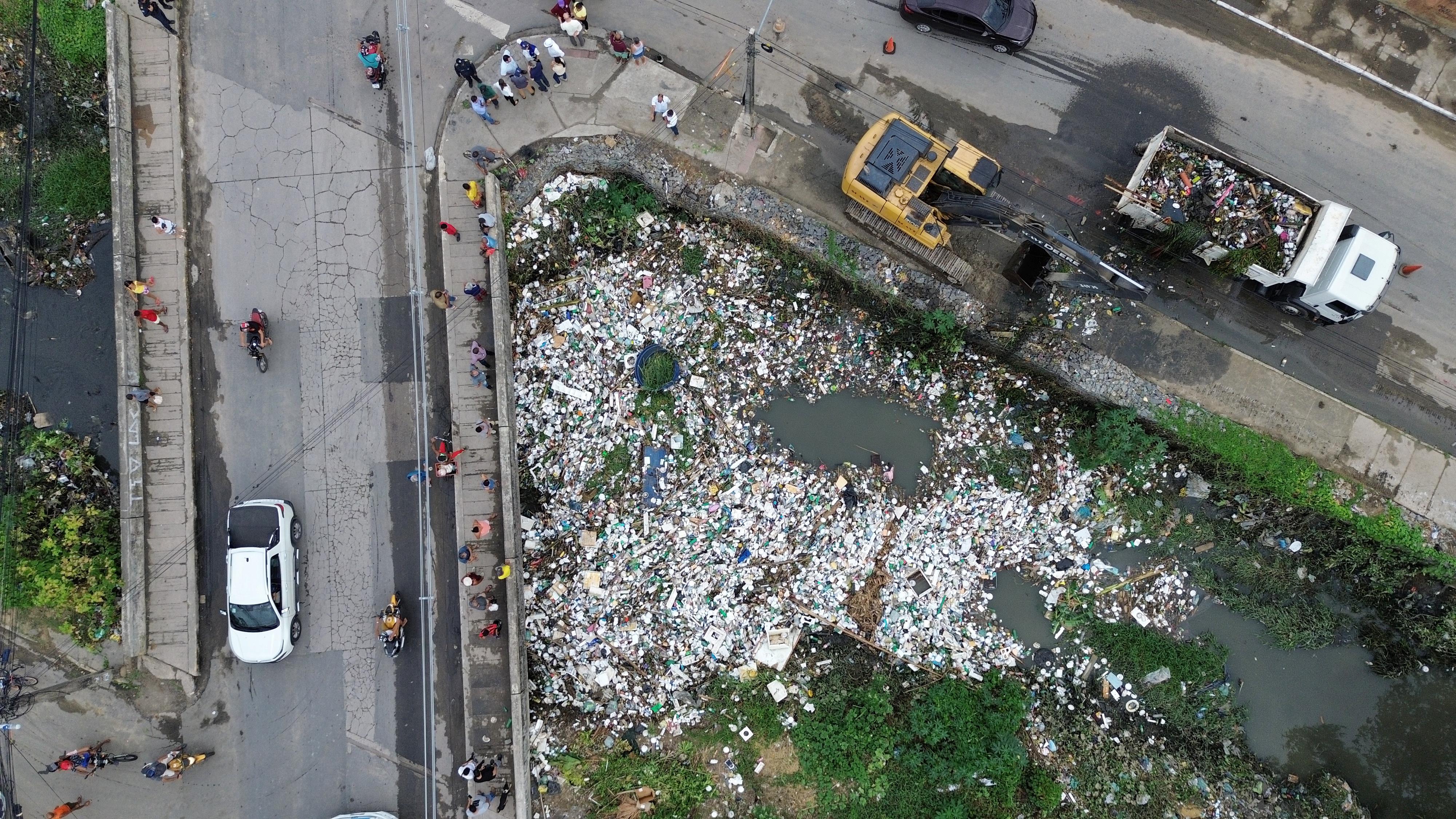 Prefeitura do Recife avança com obras nos morros e limpeza de canais