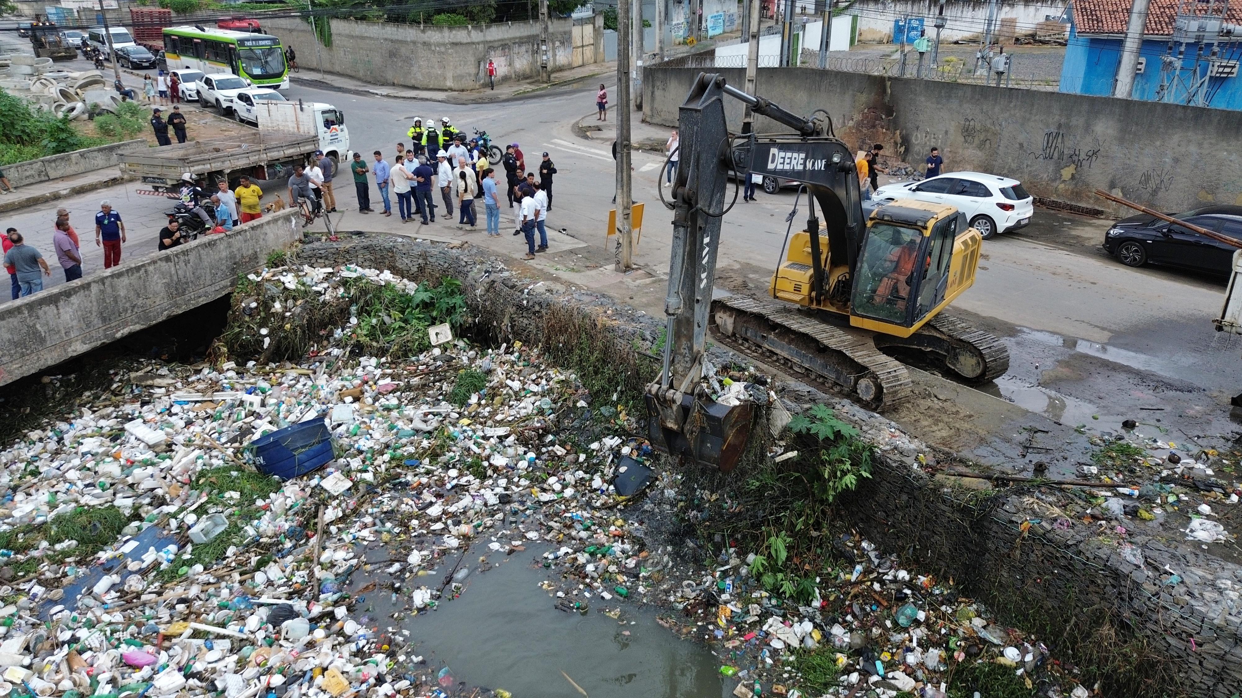 Prefeitura do Recife avança com obras nos morros e limpeza de canais