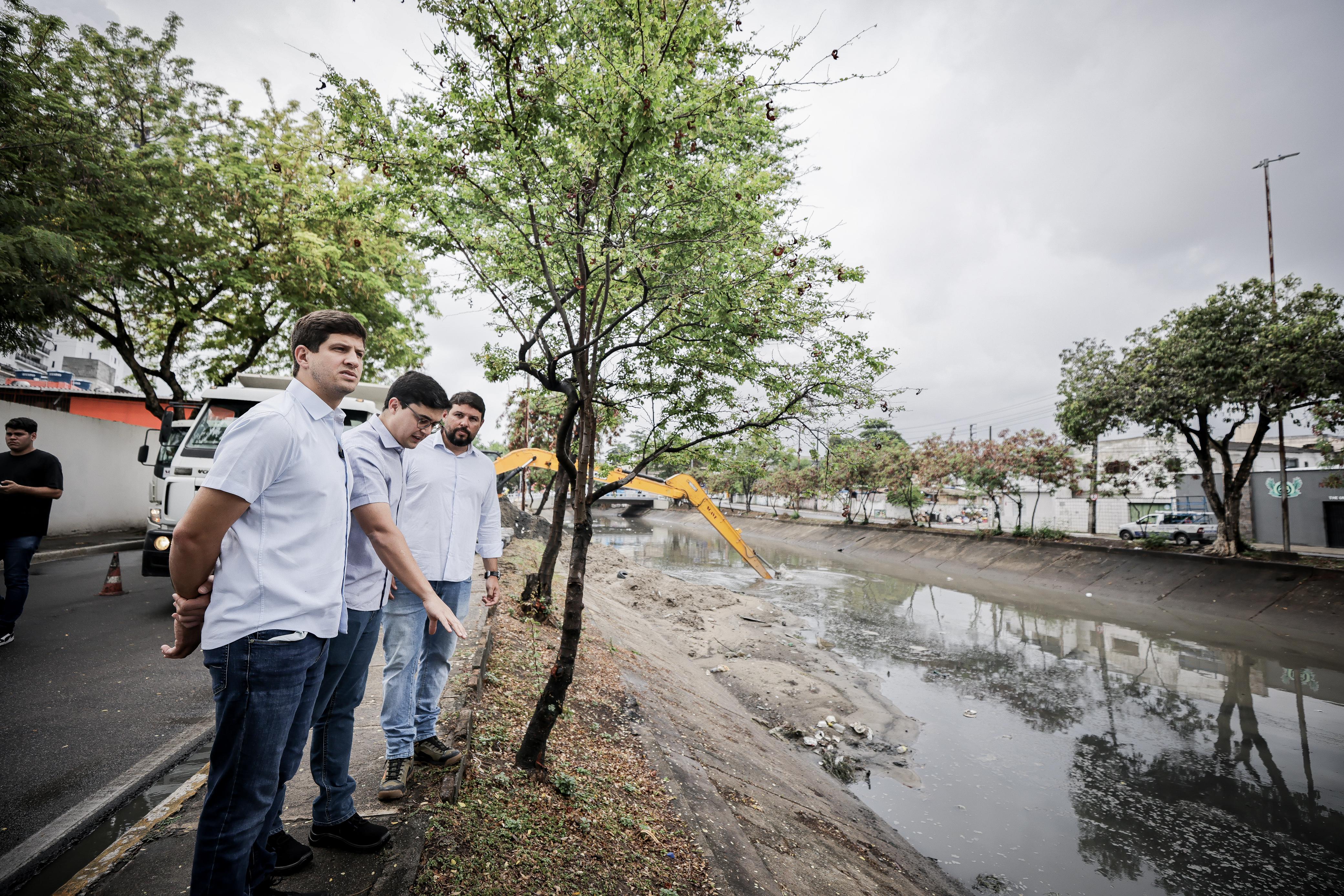 Prefeitura do Recife intensifica ação de limpeza no Canal do Jordão