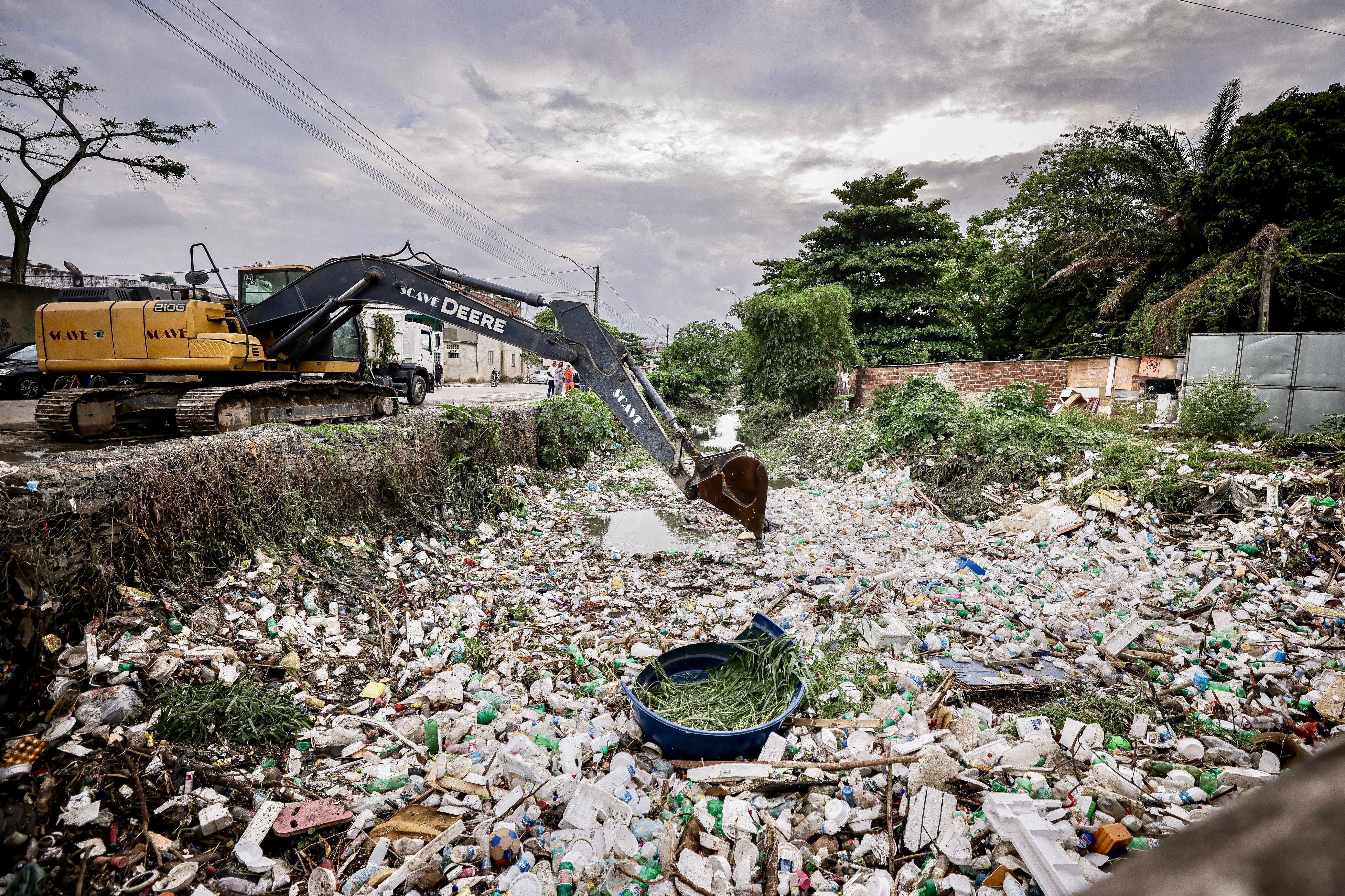 Prefeitura do Recife avança com obras nos morros e limpeza de canais