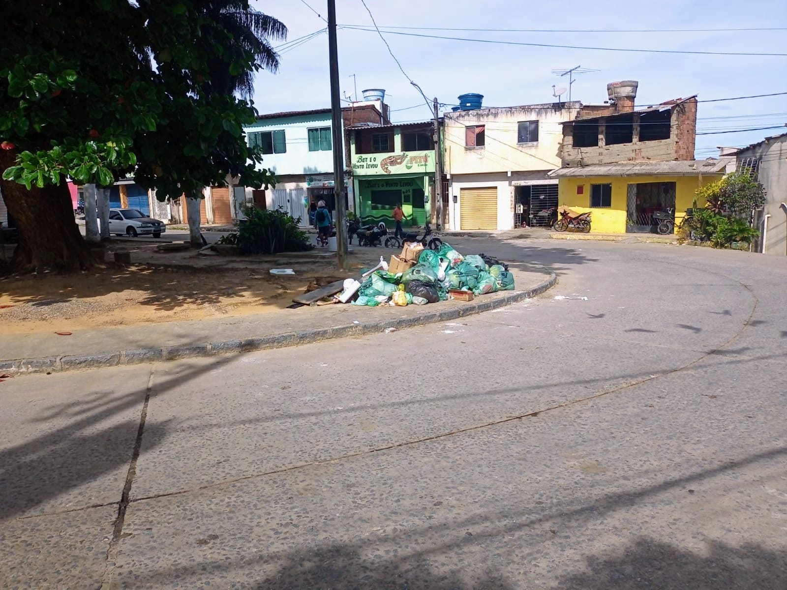 emlurb realiza sensibilização na praça do saguim