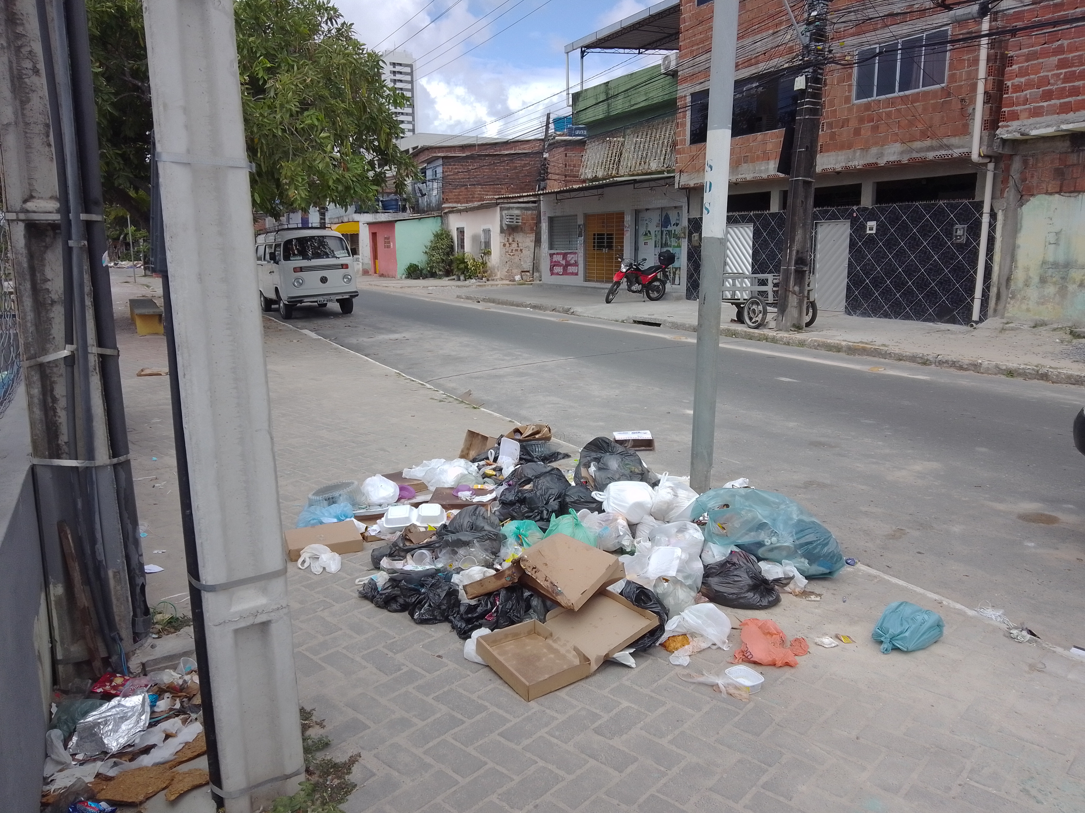 emlurb realiza sensibilização na agamenon magalhões