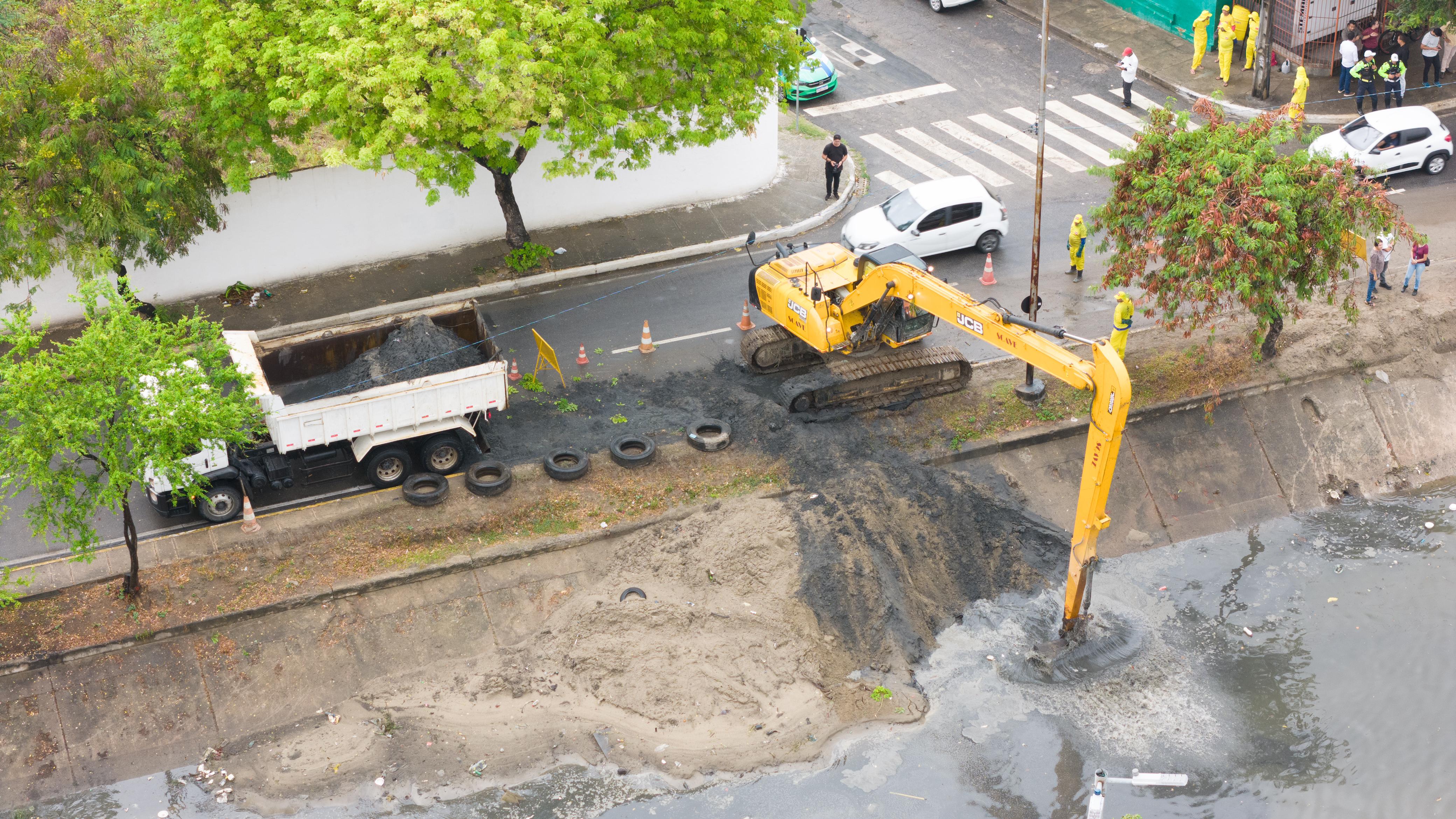 Prefeitura do Recife intensifica ação de limpeza no Canal do Jordão