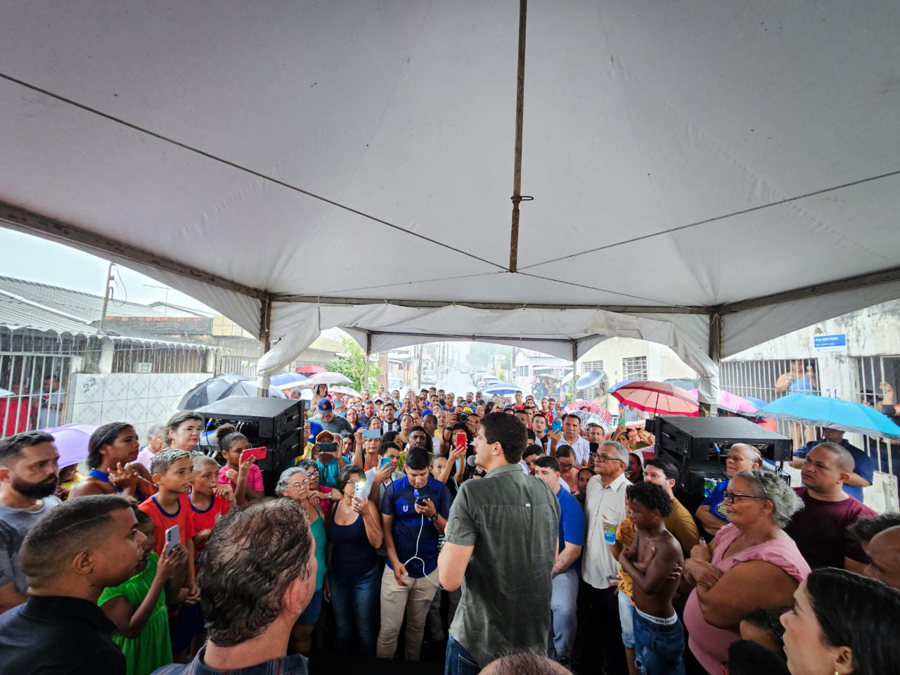 No Jordão, Prefeitura do Recife entrega ruas calçadas e escola ampliada