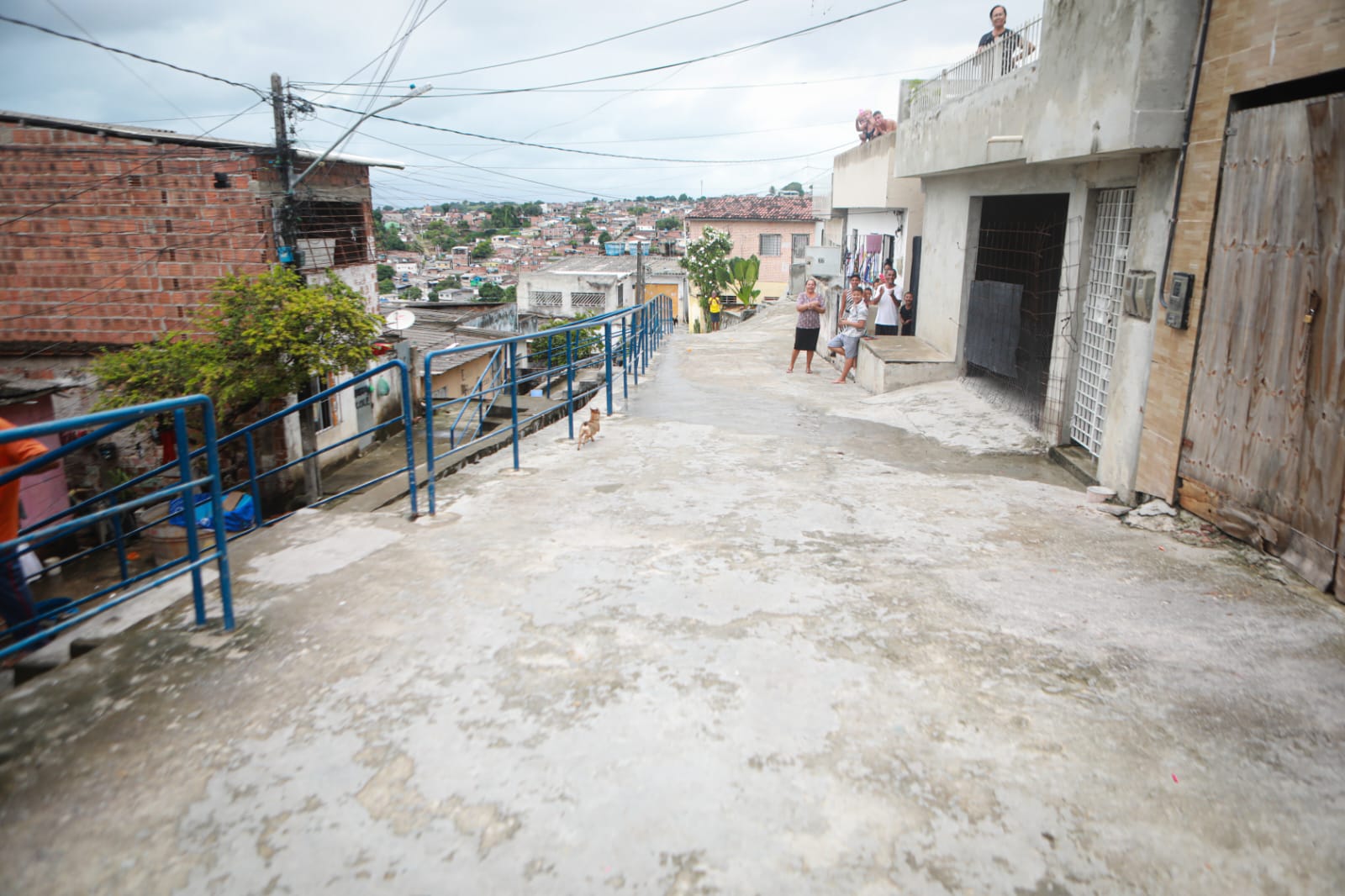 No Jordão, Prefeitura do Recife entrega ruas calçadas e escola ampliada