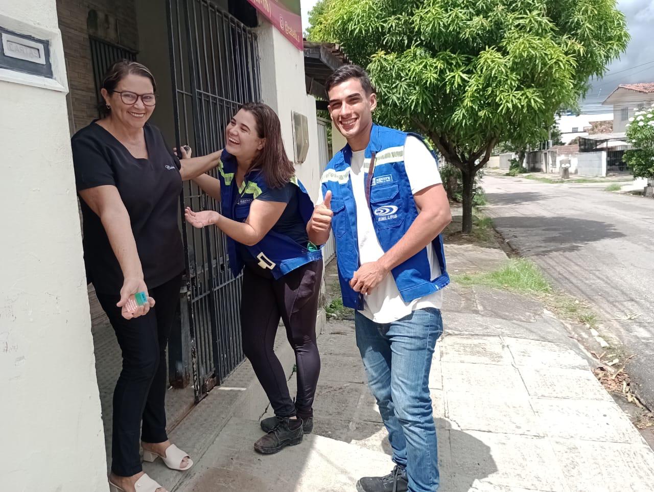 Emlurb realiza sensibilização na Rua Eurico de Souza Leão com a Rua Cláudio Brotherhood