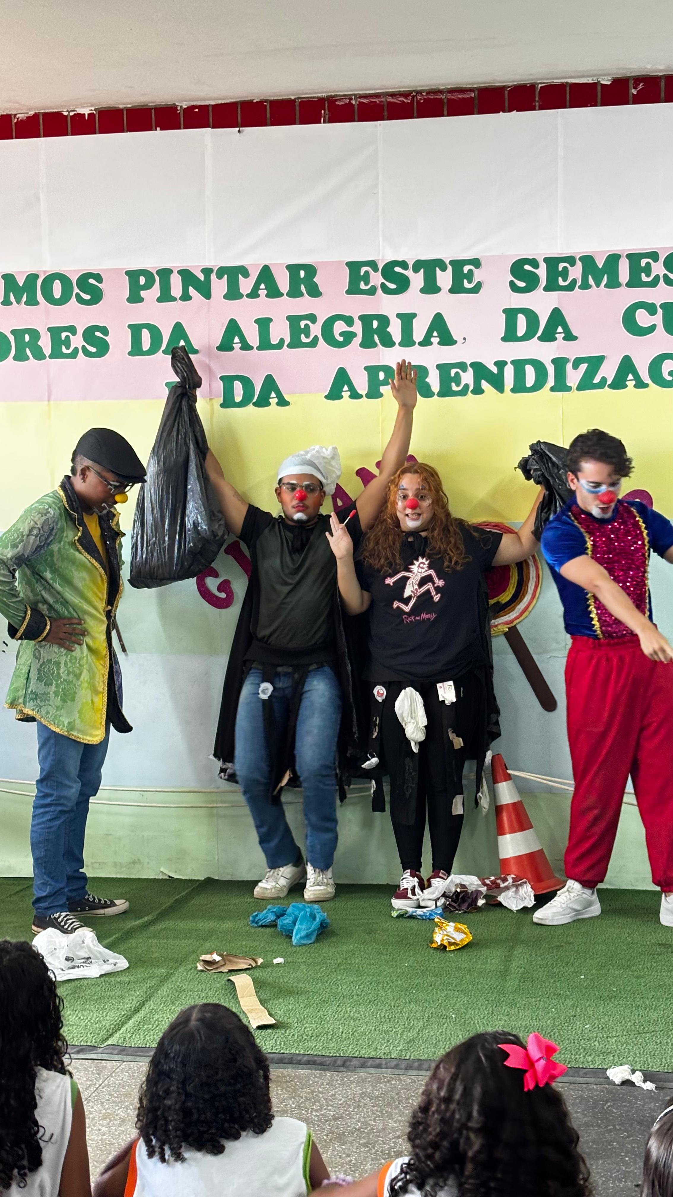 Emlurb realiza apresentação teatral na Escola Municipal Renato Carneiro Campos