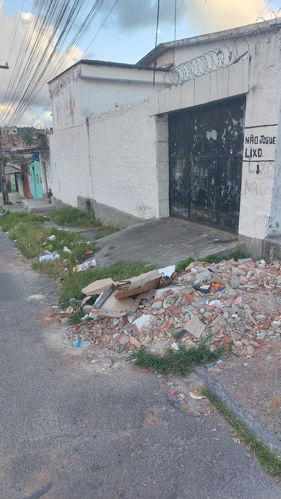 Emlurb realiza sensibilização na Rua Cap. Antonio Santiago, na Cohab