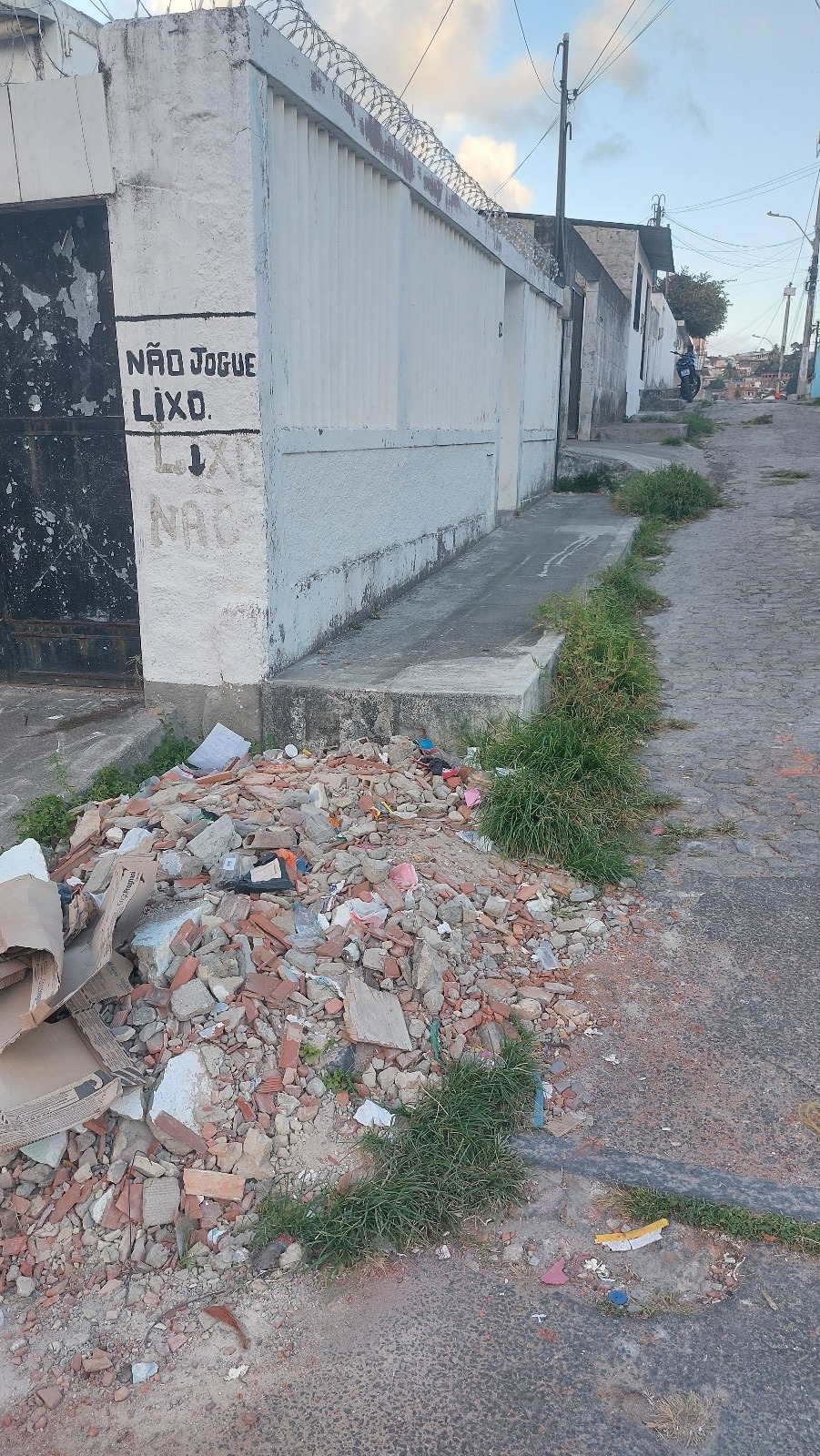 Emlurb realiza sensibilização na Rua Cap. Antonio Santiago, na Cohab