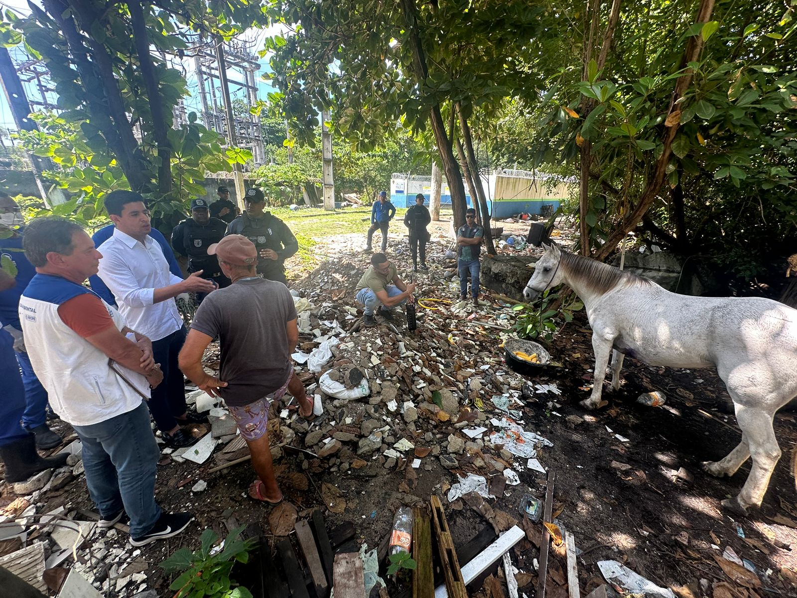 Prefeitura do Recife desobstrui cursos d'água em Boa Viagem