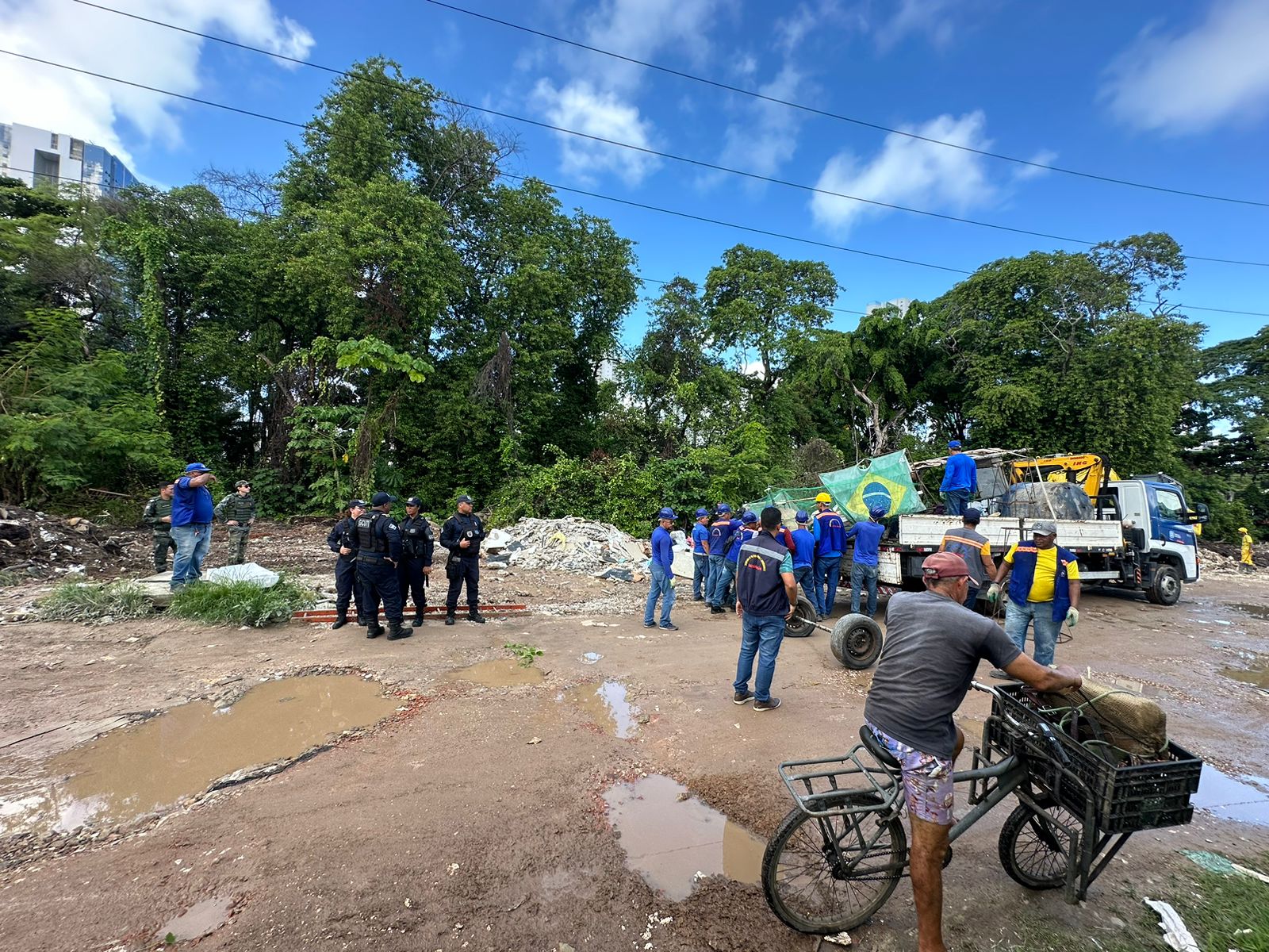 Prefeitura do Recife desobstrui cursos d'água em Boa Viagem