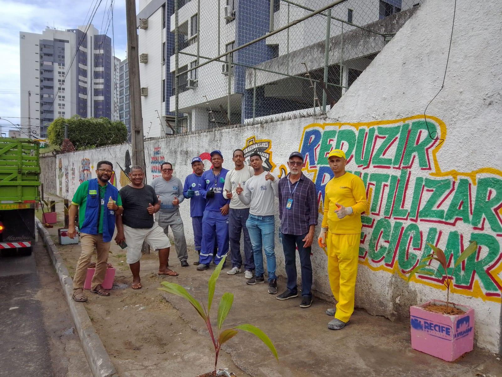 ​​Emlurb realiza sensibilização na Rua Ernesto de Paula Santos, 264
