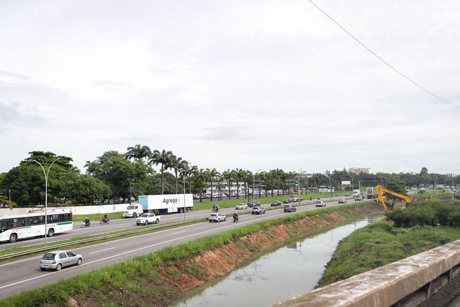 Prefeitura do Recife avança com ação de limpeza do canal São Leopoldo