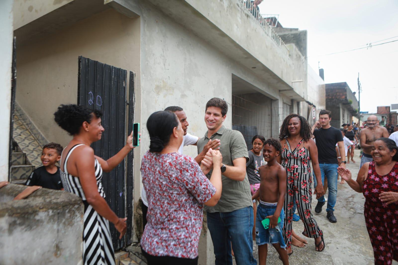 No Jordão, Prefeitura do Recife entrega ruas calçadas e escola ampliada