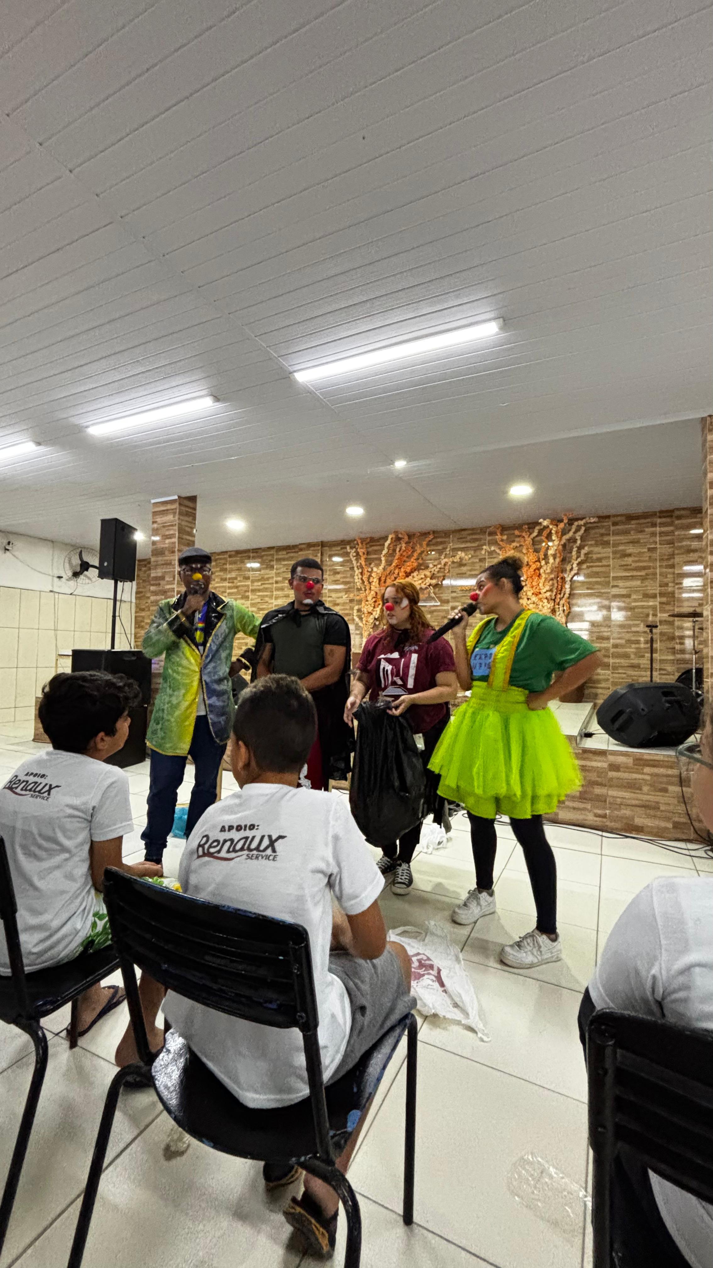 Emlurb realiza apresentação teatral sobre descarte de lixo no Instituto Rompendo a Fé