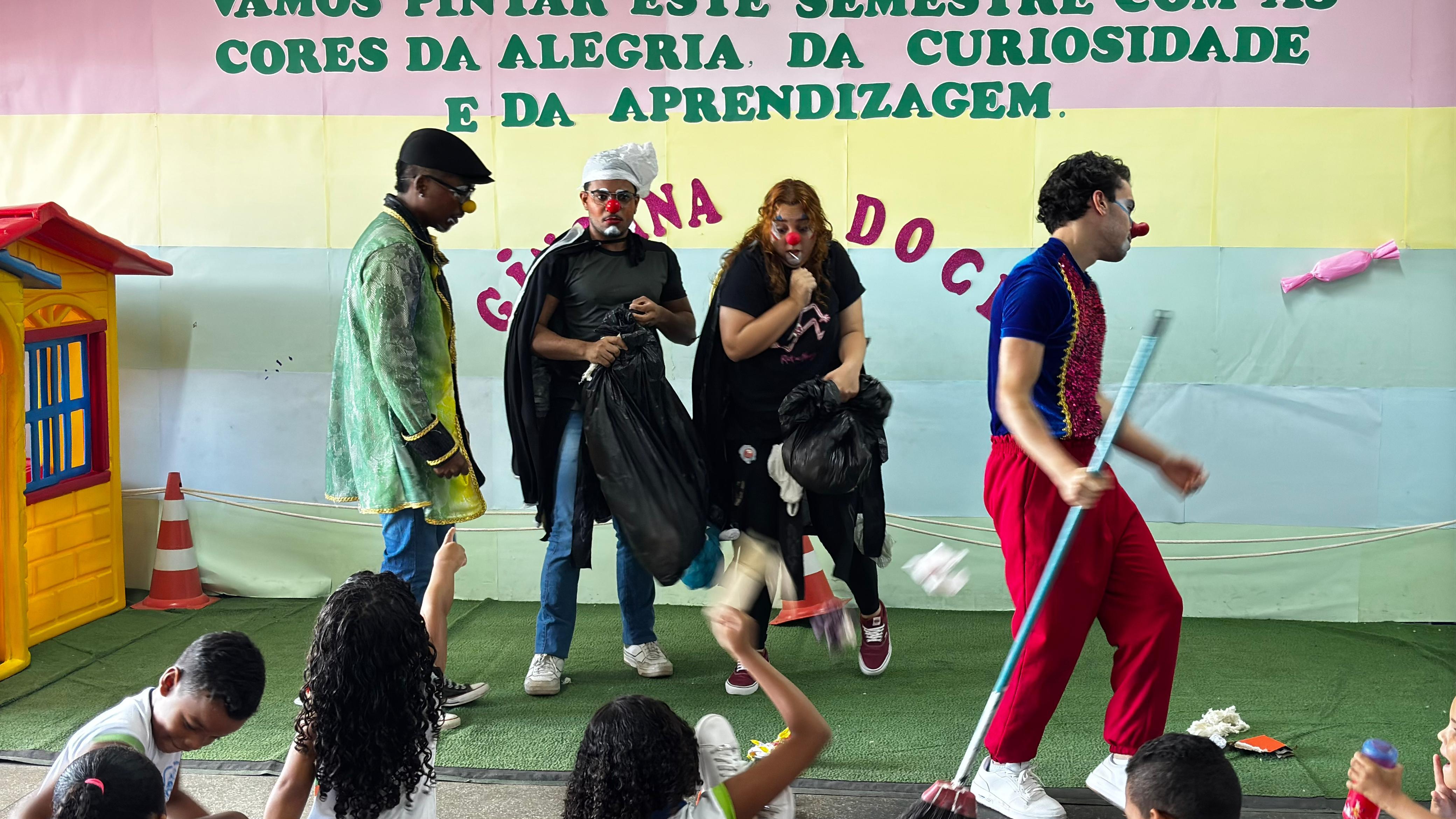 Emlurb realiza apresentação teatral na Escola Municipal Renato Carneiro Campos