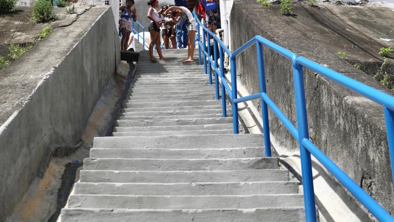 Prefeitura do Recife entrega cinco escadarias em Nova Descoberta