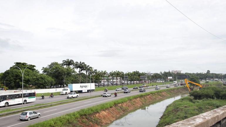 Prefeitura do Recife avança com ação de limpeza do canal São Leopoldo